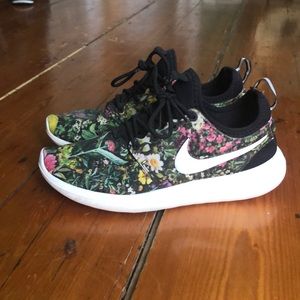 Nike Floral Size 7